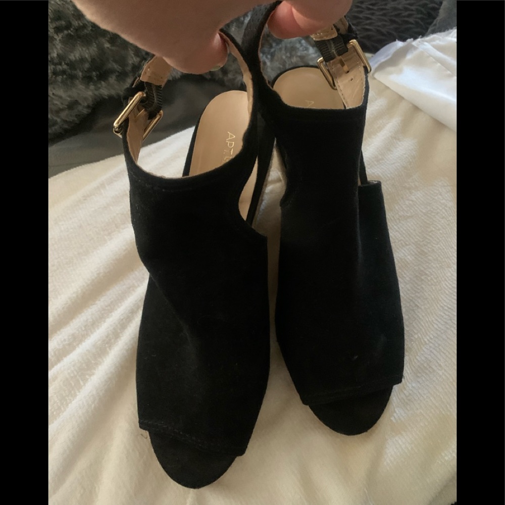 Beautiful APT 9 black sandal